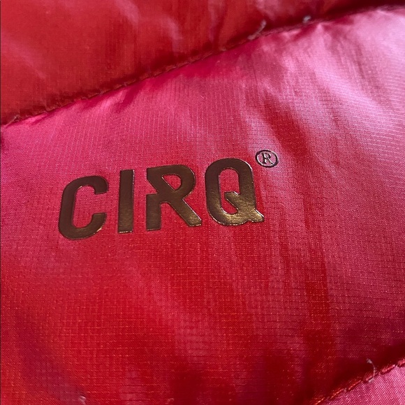 CIRQ Goose Down Feather 700 Fill Quilted Puffer Vest Red Medium - Picture 2 of 13